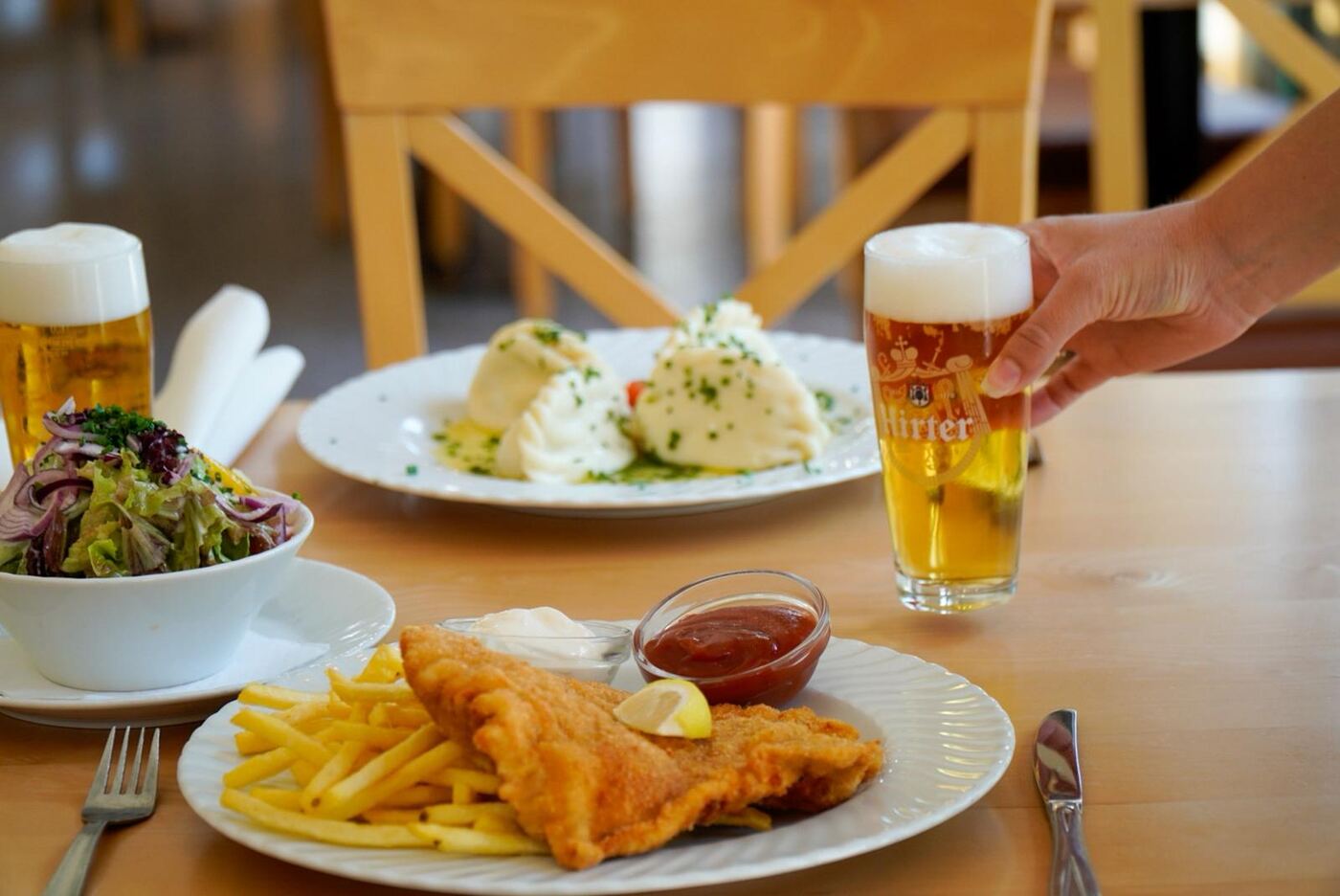 Schnitzel, Kasnudeln und Bier — gedeckter Tisch