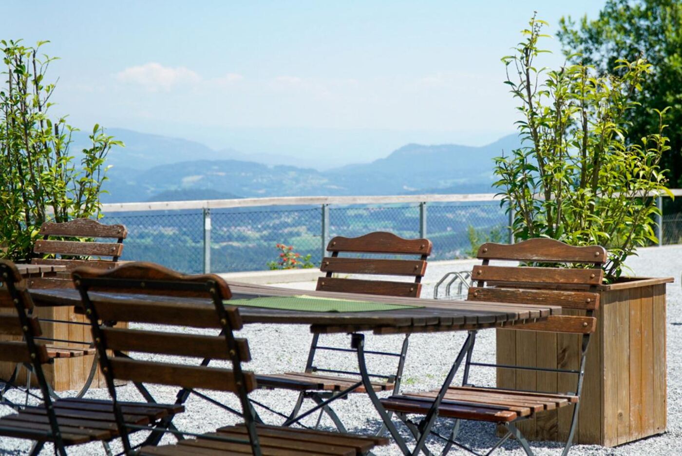 Terrasse mit Blick über die Kärntner Berglandschaft